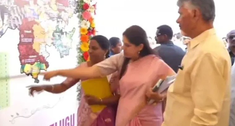 వ్యవసాయ ఉత్పత్తి స్టాల్స్ ను పరిశీలించిన సీఎం