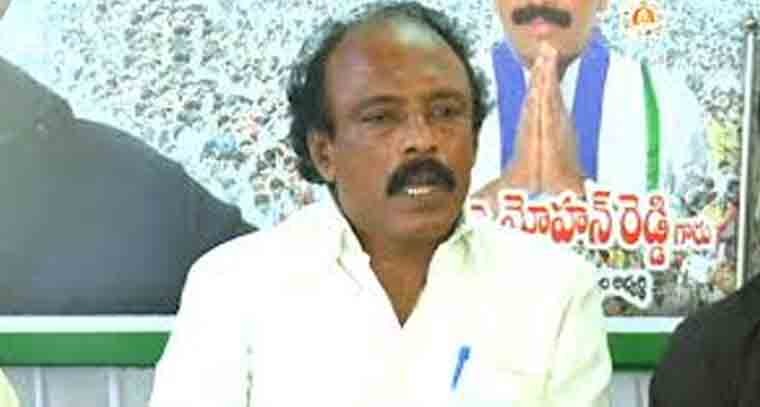 ప్రతిపక్ష నేతలపై దాడులు చేస్తూ ప్రజాస్వామ్య విలువలకు భంగం కలిగిస్తున్నారు 