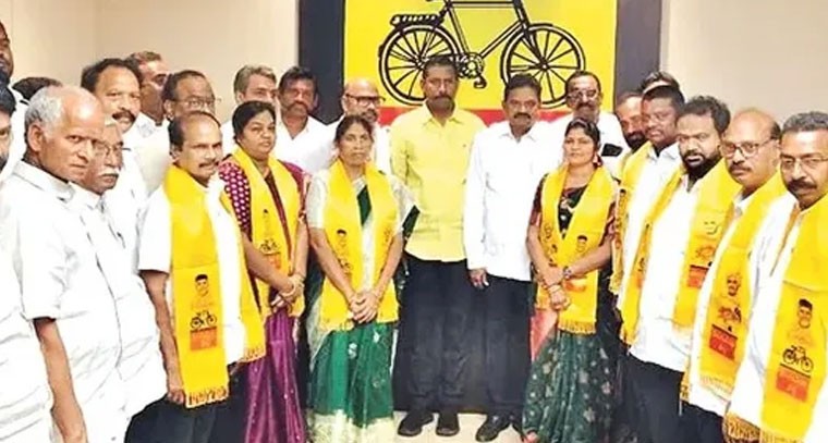 వైసీపీకి రాజీనామా చేసి టీడీపీలో చేరిన ఐదుగురు కౌన్సిలర్లు