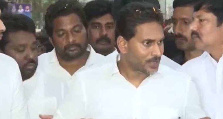 సీబీఐ చార్జిషీట్‌ను చంద్రబాబు తప్పుబట్టడం సరికాదు: జగన్