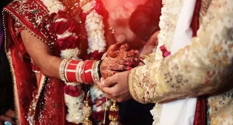 పెళ్లైన 10 రోజులకే పక్కింటి యువకుడితో పారిపోయిన వధువు