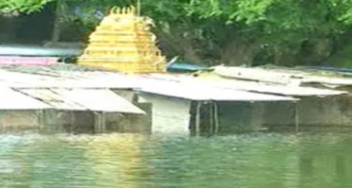 పోటెత్తిన గోదావరి..నీట మునిగిన ఆ ఆలయం
