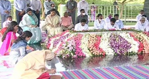 వైఎస్సార్ కు ఘన నివాళి
