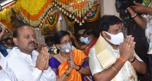 అమ్మవారిని దర్శించుకున్న మంత్రి వెల్లంపల్లి
