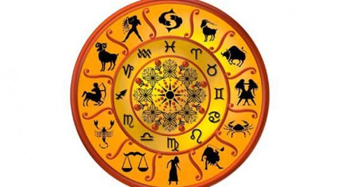 అదుపుతప్పి చెట్టును ఢీ కొట్టిన లారీ... 
