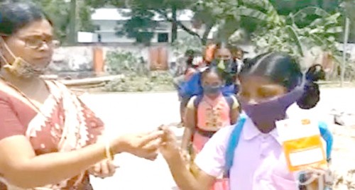 రూపాయి ఇచ్చి పాఠాలు నేర్పుతున్న ఉపాధ్యాయురాలు.. 