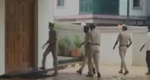 టీడీపీ ఆఫీస్ లో పోలీసుల తనిఖీలు
