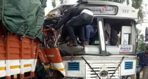 ఘోర రోడ్డు ప్రమాదం... మందికి తీవ్ర గాయాలు... 
