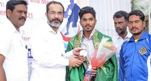 విద్యార్థులు చదువుతో పాటు క్రీడల్లో రాణించాలి: ఎమ్మెల్యే
