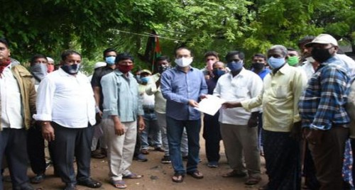 మాకు న్యాయం చేయండి... కూరగాయల వ్యాపారులు

