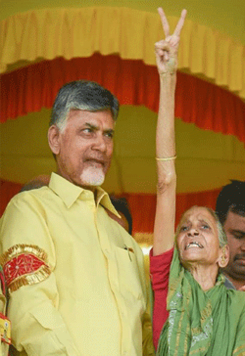 వృద్ధురాలికి  చంద్రబాబు పాదాభివందనం