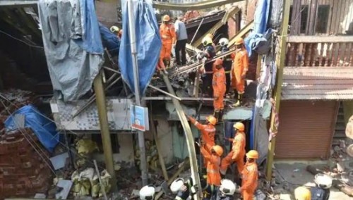 భవనం కూలి ముగ్గురు మృతి 