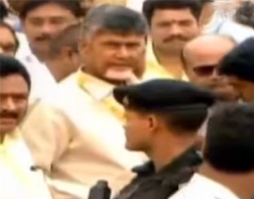 అంబేద్కర్‌ విగ్రహం వద్ద చంద్రబాబు నిరసన దీక్ష 