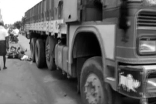 ద్విచక్రవాహనాన్ని ఢీకొన్న లారీ