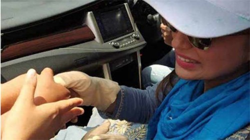 గ్లౌజ్ తొడుక్కొని ఓటర్లకు షేక్‌హ్యాండిచ్చిన టీఎంసీ నేత