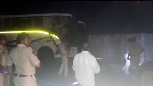 లారీని ఢీకొట్టిన ఆర్టీసీ బస్సు