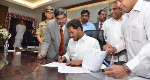 సెక్రటేరియట్ లో మొదటి రోజు మూడు ఫైళ్లపై సంతకం చేసిన జగన్ 