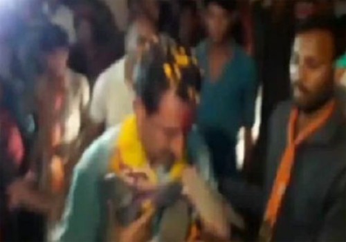 మధ్యప్రదేశ్ బీజేపీ ఎమ్మెల్యే మెడలో చెప్పుల దండ