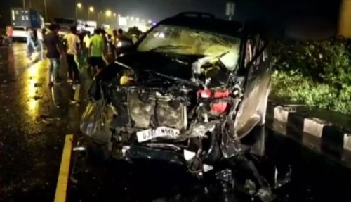 గుజరాత్‌లో రెండు కార్లు ఢీ