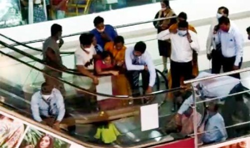 షాపింగ్‌ మాల్‌ ఎస్కలేటర్‌లో ఇరుకున్న చిన్నారి