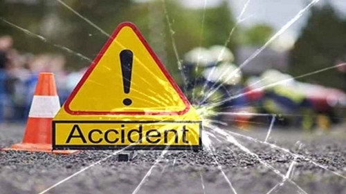 లారీని ఢీకొట్టిన కారు..