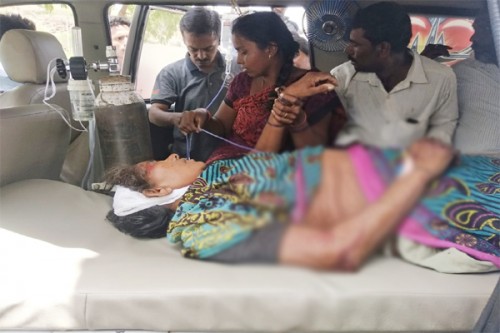 బైక్‌ను ఢీకొన్న కారు