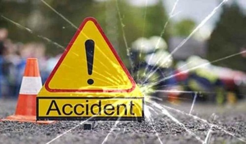 ఆగిఉన్న ట్రాక్టర్‌ను ఢీకొట్టిన డీసీఎం