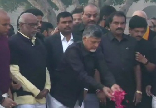రాజ్‌ఘాట్‌లోని మహాత్మా గాంధీ సమాధి వద్ద చంద్రబాబు నివాళి