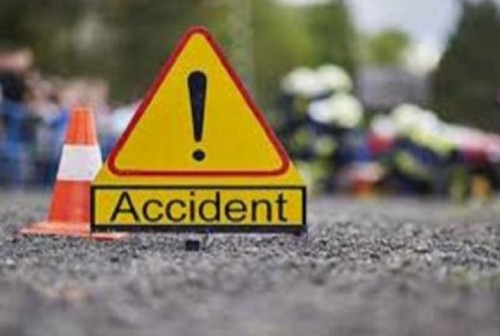 వంతెన పైనుండి వాగులో పడ్డ కారు