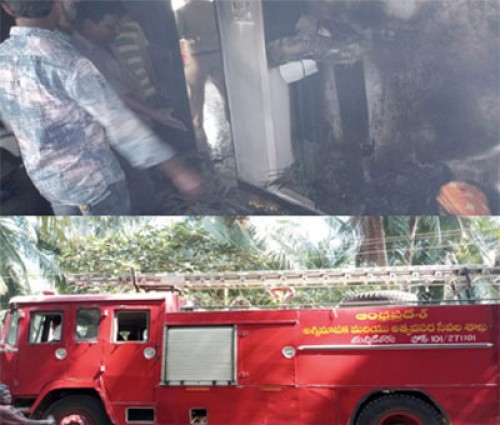 విద్యుదాఘాతంతో ఇళ్లు దగ్ధం