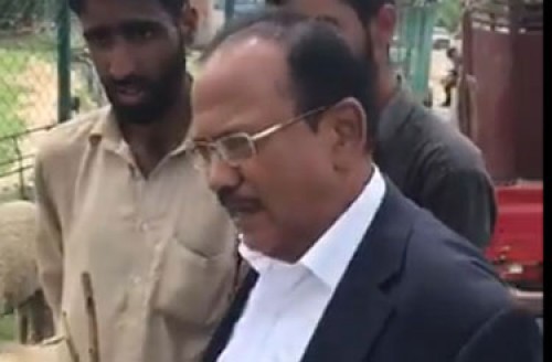 అనంతనాగ్ లో స్థానికులతో ధోవల్ ముచ్చట్లు