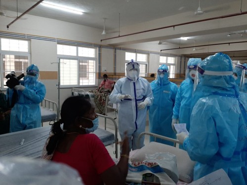 కరోనా రోగులు ఉన్న వార్డ్ పరిశీలించిన ఆరోగ్య శాఖ మంత్రి ఆళ్ల నాని