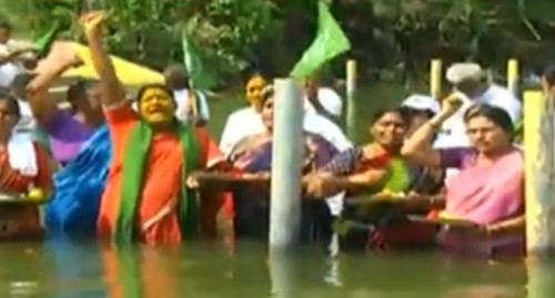 రాయపూడిలో రైతుల జలదీక్ష