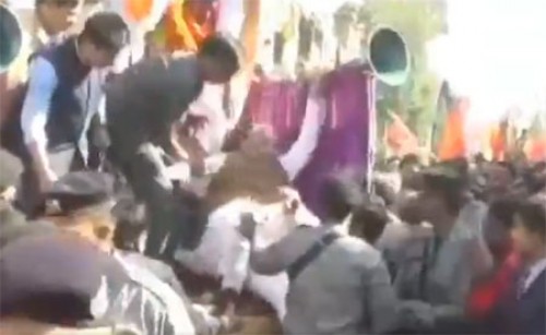 వేదిక దిగుతుండగా జారిపడిన అమిత్ షా
