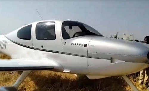 పొలాల్లో ల్యాండ్ అయిన విమానం..