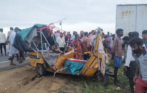 అనంతపురం జిల్లాలో రోడ్డు ప్రమాదం 