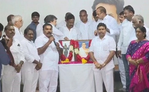 వైఎస్సార్‌సీపీ కేంద్ర కార్యాలయంలో ఆంధ్రప్రదేశ్‌ అవతరణ దినోత్సవం