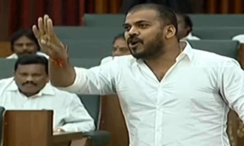 తొడగొట్టిన మంత్రి అనిల్

