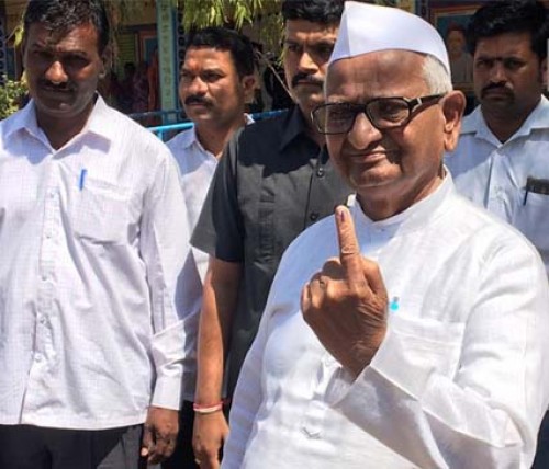 ఓటు హక్కు వినియోగించుకున్న అన్నా హజారే