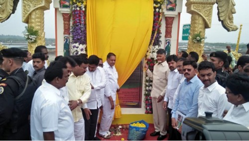 ఉల్లిపాలెం- భవానిపురం వారధిని ప్రారంభించిన సీఎం చంద్రబాబు