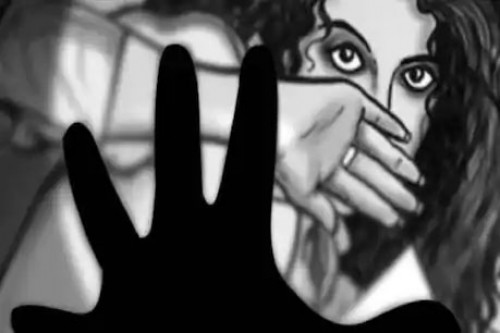  పోలీస్ స్టేషన్‌లో మహిళపై ఎస్‌ఐ దాడి..

