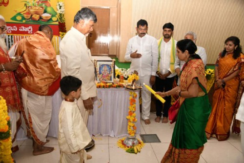 దుర్గమ్మను దర్శించుకున్న చంద్రబాబు