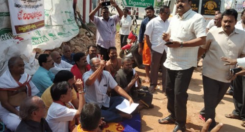 పిఠాపురంలో  అర్చక, బ్రాహ్మణ సంఘాల ఆందోళన