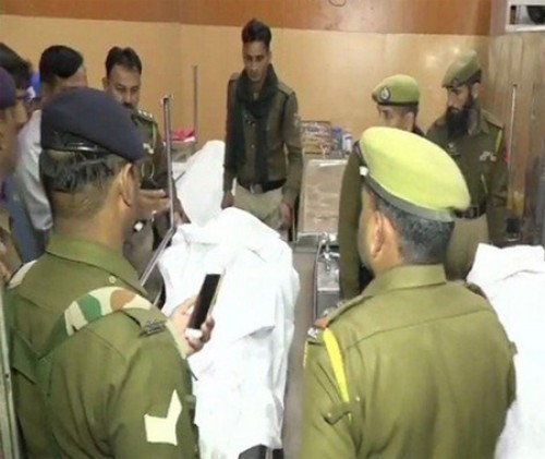 ముగ్గురు సీనియ‌ర్ల‌ను కాల్చి చంపిన సీఆర్‌పీఎఫ్ జ‌వాను