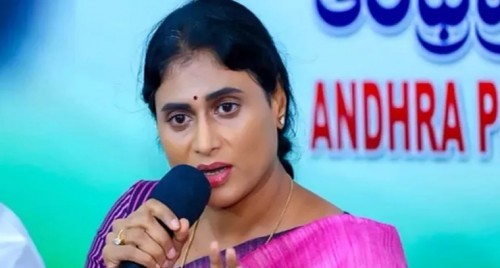 గన్నవరం విమానాశ్రయానికి చేరుకున్న ఆర్జీవీ