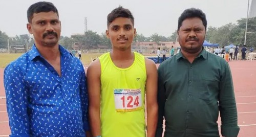 రోడ్డుపై చాక్లెట్స్.. ఎగబడ్డ జనం