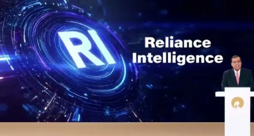 ట్రాఫిక్ నియంత్రణలో నిమగ్నమైన పోలీసులు