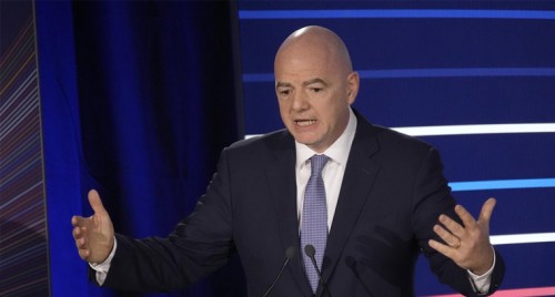 ప్రేమించి పెళ్లి చేసుకుంటానని మోసం.. యువతి నిరసన దీక్ష