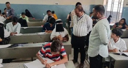 వీధి రౌడీల్లా మారిన స్టూడెంట్స్..