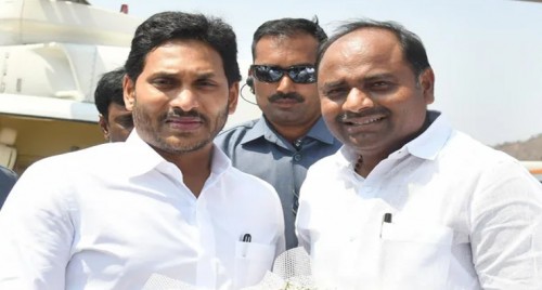 విద్యార్థినులకు వైద్యుల లైంగిక వేధింపులు